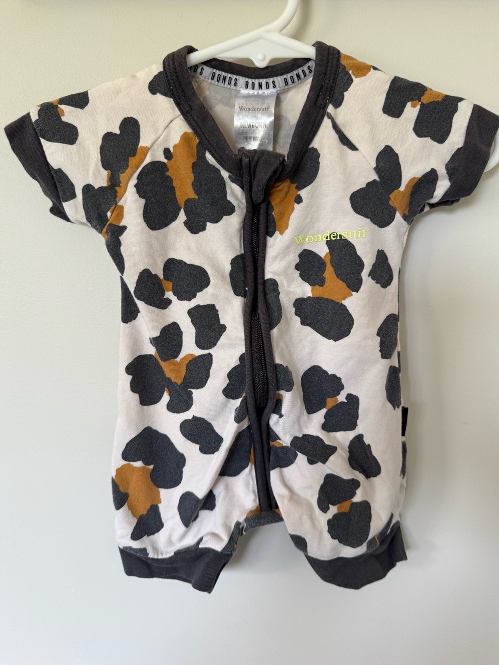Bonds Short Sleeve Wondersuit One-Piece Romper Cream with Animal Print size NB